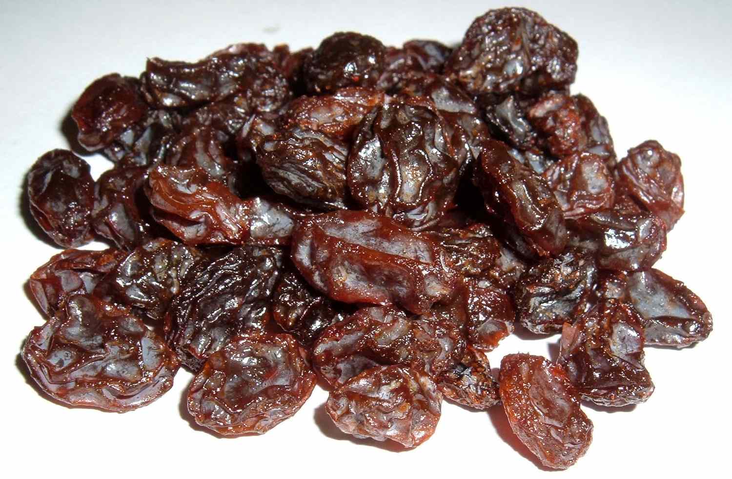 In summary, while raisins, sultanas, and currants may all come from grapes and appear similar, their differences lie in the type of grape used, color, taste, and texture. So, whether you're craving a chewy and slightly tangy addition to your oatmeal, a soft and sweet ingredient for your cake, or a tart burst of flavor in your baked goods, knowing the difference between these dried fruits can help you choose the perfect one for your recipe.
