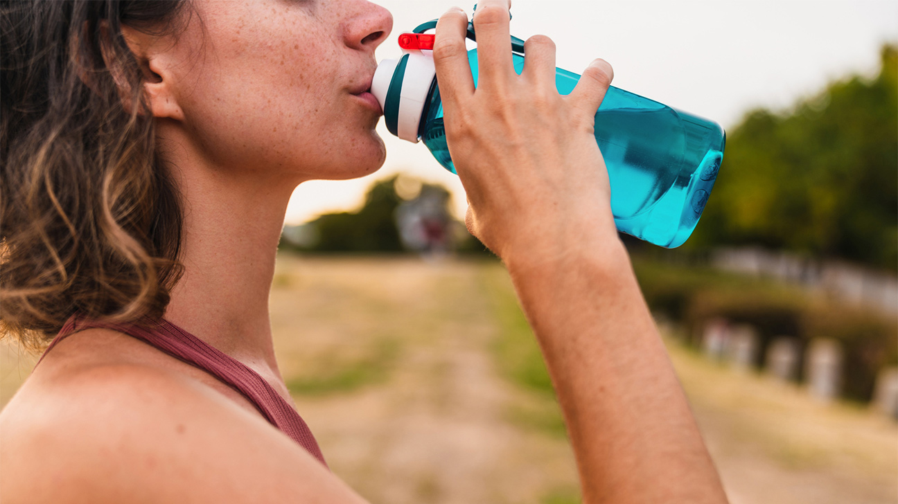 One of the easiest ways to drink more water is to make it a habit. Start your day off with a glass of water before you even have breakfast. This simple act not only helps you hydrate first thing in the morning, but it also sets the tone for the rest of the day.